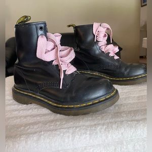 DOC MARTENS SIZE 6